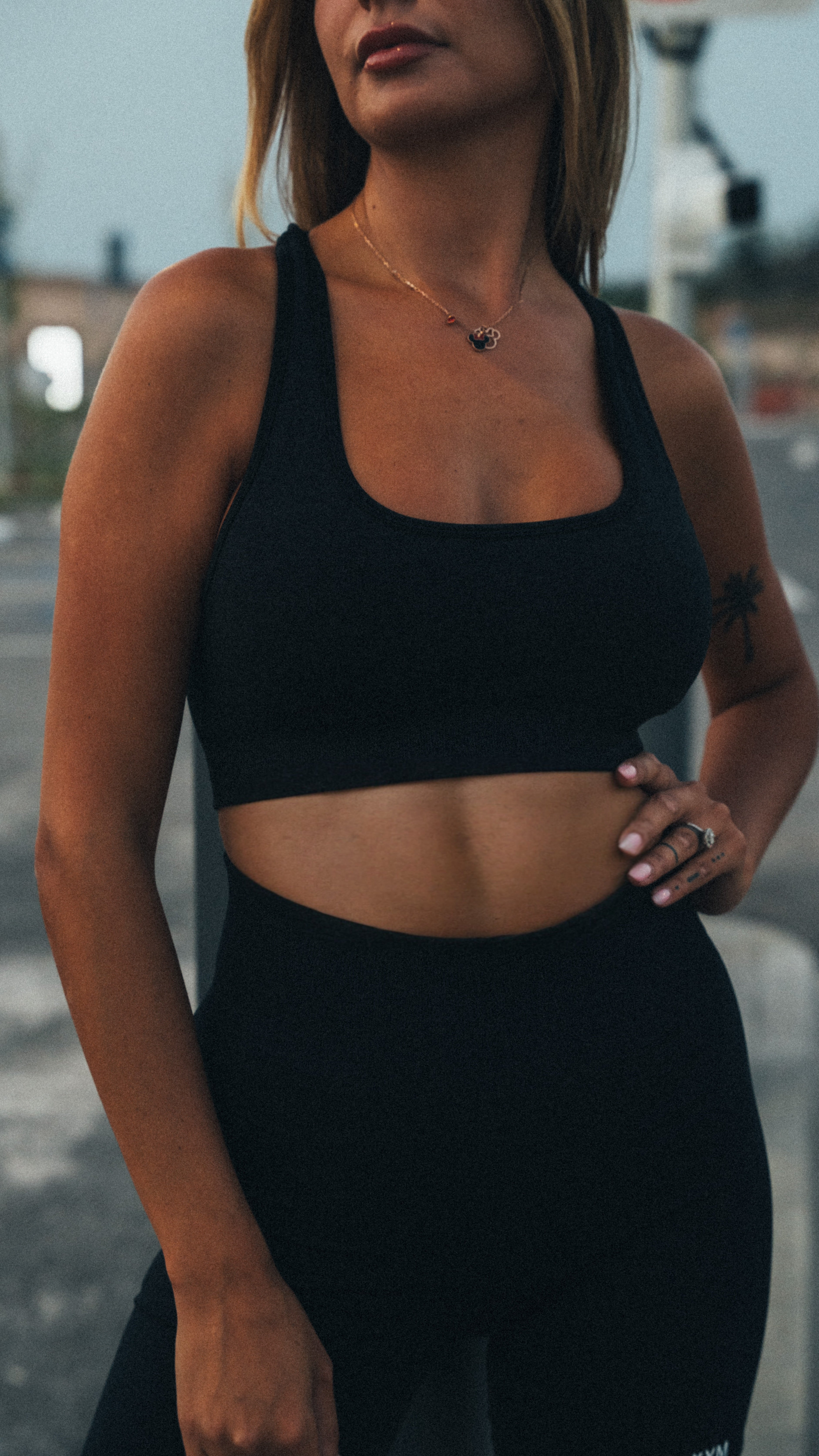KYM Cutout Sports Bra Black - μπροστά